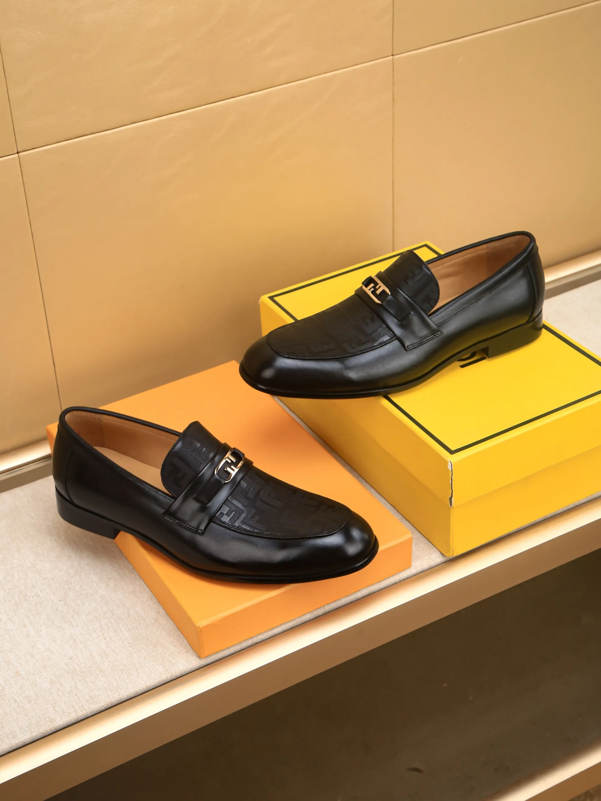 Men's shoes💰460 🕷🕷【FENDI】The latest men's formal leather shoes🇨🇳Classic series not to be missed💯The first layer is made of imported first-layer cowhide☘Original quality, the leather is smooth and delicate🎋Awesome version, perfect streamlined outline🍇🐮Leather lining, code number 39-44...(customized at 38.45.46.47)